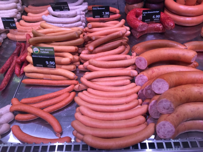 charcuterie-FREJUS-min_sausages_meat_butchery-1069321